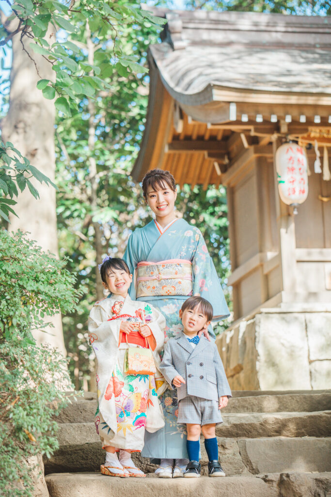 七五三は一生に一度しかないものなので、かわいいお子さんの成長を写真に収めたい人も両親は多いはず。そこで、今回は七五三でおすすめな参拝スポット、検見川神社の特徴やベストスポットについて紹介します。